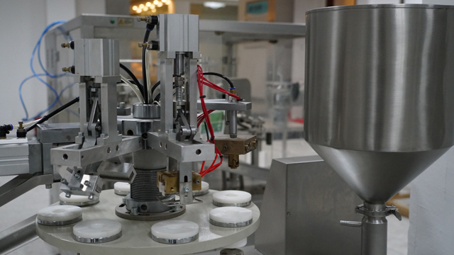 Tubenfüller/-versiegeler Kunststoff.jpg