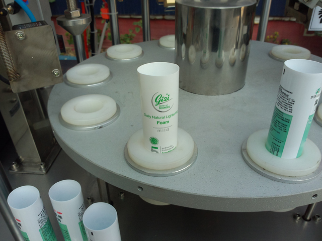 tubes for filling sealing Tubenfüller/-versiegeler für Creme.jpg