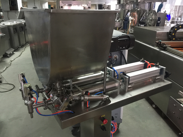 Düsen einer vertikalen Füllmaschine.JPG