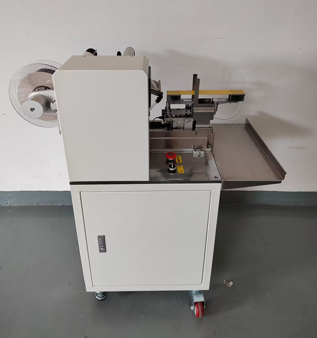 Etikettierer für Hundefutterverpackungen (5).jpg