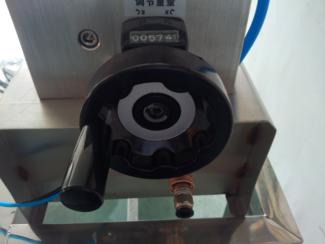 liquid filling machine semi automatic Shampoo-Füllgerät.jpg