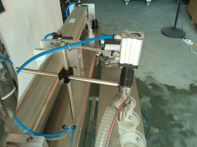 liquid filling machine for lotion shampoo cream Shampoo-Füllgerät.jpg