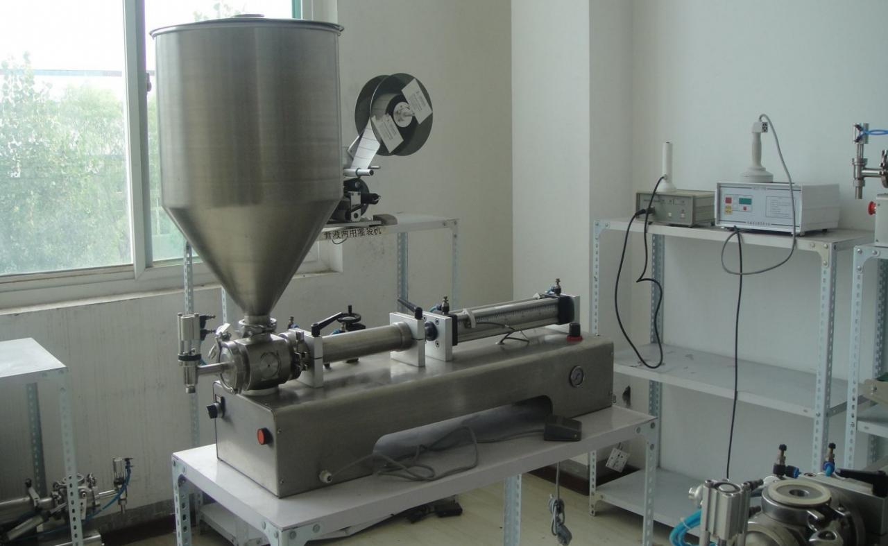 liquid paste filling machine with vertical hopper EINZELKOPF MIT TRICHTERFÜLLMASCHINE.jpg