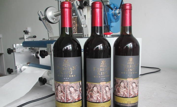 semi automatic labeling machine Etikettiergerät.jpg