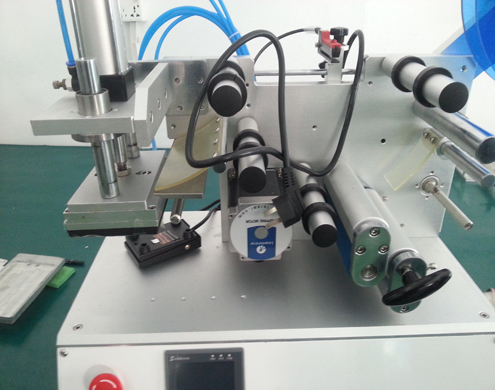 flat surface labeling equipment semi automatic Flache Oberfläche Etikettierer Ausrüstung (3).jpg