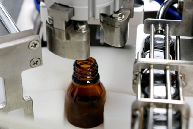 Ölflaschen-Abfüllmaschine tabletop.jpg