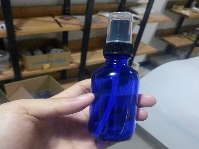 Flaschen mit ätherischen Ölen.jpg