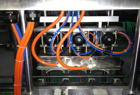 vacuum capper linear Nahaufnahme eines Teils des Vakuumverschlusskopfes.jpg