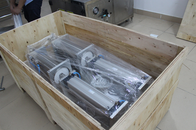 Maschine im Holzgehäuse.jpg