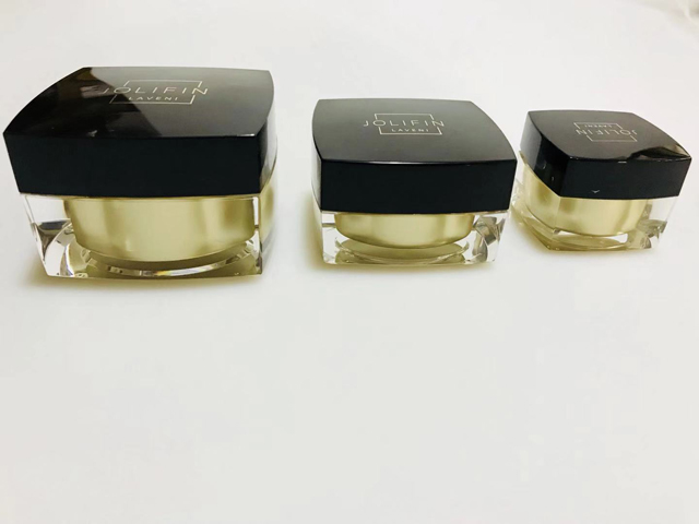 quadratische schwarze Gläser zum Verschließen mit Verschließer