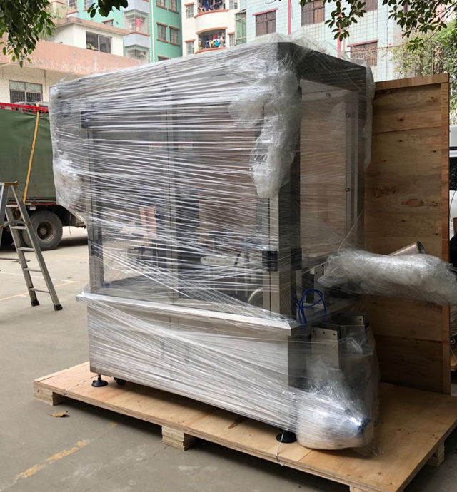 Verschließmaschine für Cremedosen im Holzetui