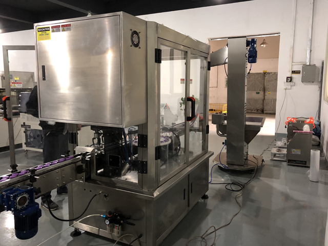 Zeichnung einer Maschine zum Verschließen von Sahnegläsern (2).jpg