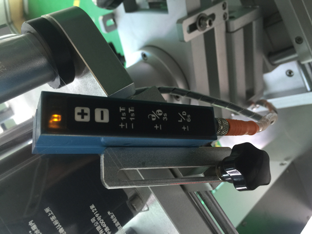 Sensor zur Etikettenerkennung transparent.jpg